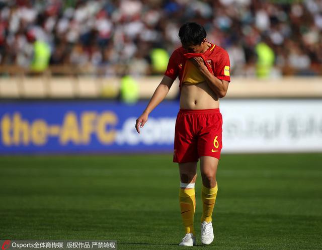 首节开打绿军首发五人组几乎轮番开火打的骑士毫无脾气，他们开局对攻迅速抢占先机并在后半段依靠连续三分取得9分领先；骑士方面进攻端打的不够明确，靠着米切尔的连续砍分才得以咬住比分。